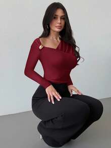 Firerie 女款不對稱單肩長袖圍裹式抓皺腰身緊身酒紅色T恤，配金屬飾飾品，優雅秋季夜出與日常穿搭 - 酒紅色 - 查看 8
