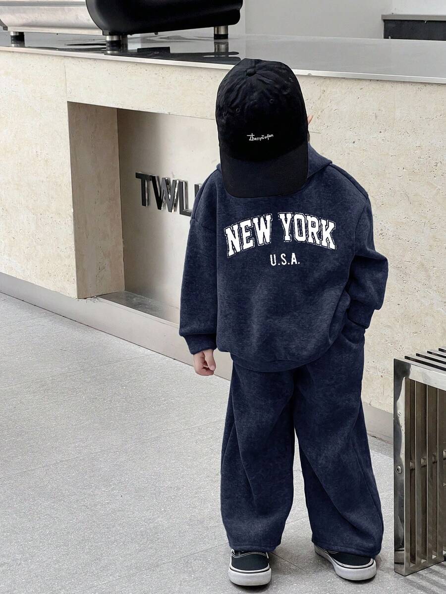 SHEIN 2 件套年轻男童休闲街头时尚韩版雪花连帽运动衫和纯色松紧腰运动裤套装,适合返校、生日、迎婴派对、节日派对、秋冬季 - 藏蓝色 - 查看 1