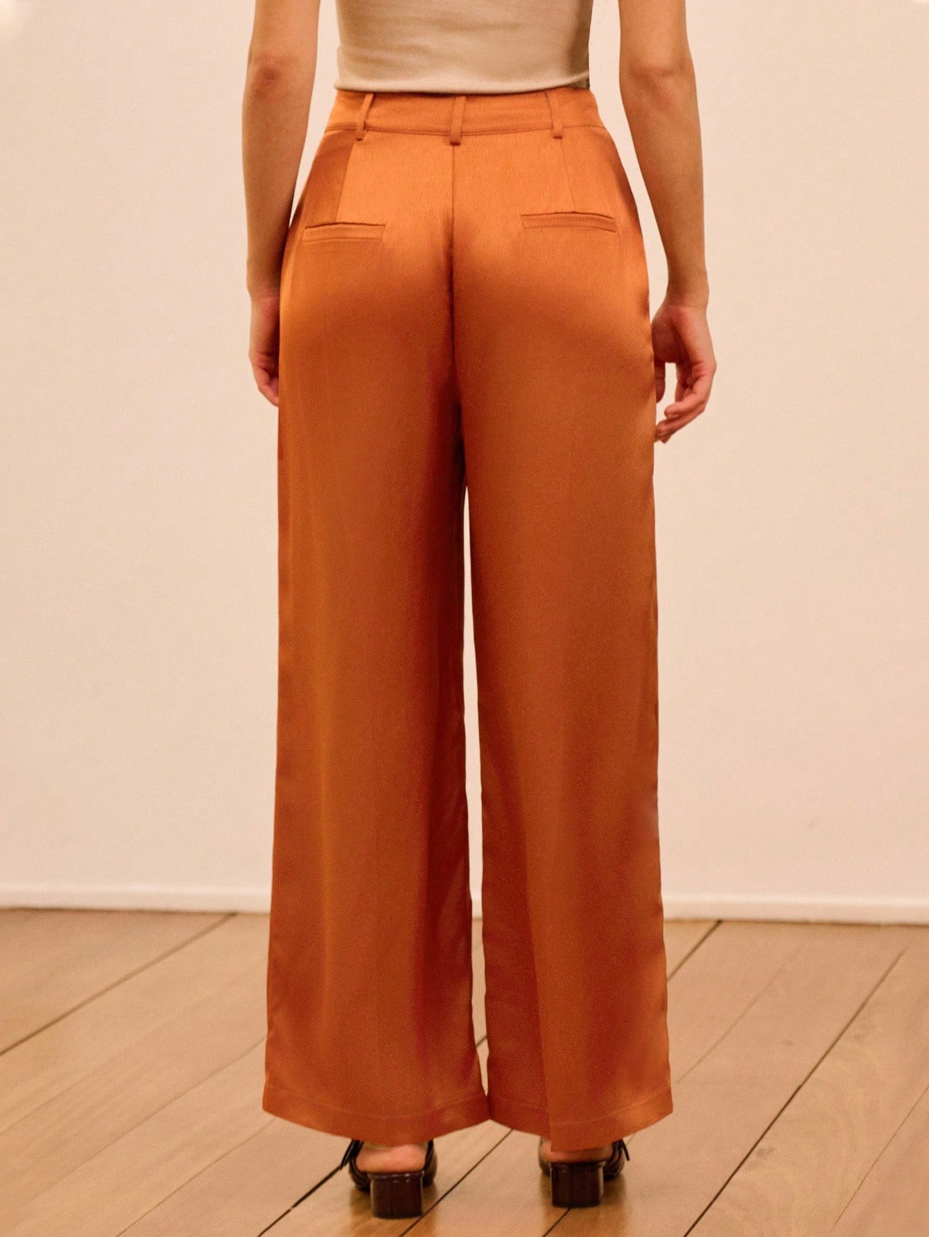Karmelowe satynowe spodnie z wysokim stanem i szerokimi nogawkami, jesień, zima, do biura, do pracy, na co dzień