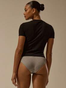 MUSERA ESSENTIALS 修身圆领短袖上衣，优雅基础款，性感秋季必备，适合假日、春夏穿着。 - 黑色 - 查看 4