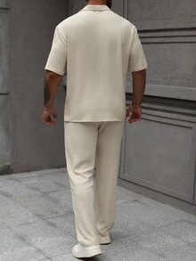 Manfinity RSRT Conjunto de camisa de manga corta con estampado de tela arrugada + pantalones con cordón y cintura elástica para hombres, el mejor regalo para novio o esposo, versátil para vacaciones, reuniones y uso casual