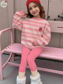 SHEIN Leap Crew 2 件套 Tween 女童休闲奶油粉色条纹迷你标志草莓印花运动衫和紧身裤套装，多巴胺颜色，舒适圆领长袖，适合秋冬季 - 彩色 - 查看 2
