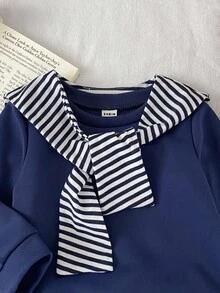 SHEIN 3 件套女婴幼儿新生儿 0-3 岁秋冬时尚百搭服装套装：可拆卸披肩 + 长袖圆领运动衫 + 裤子 - 藏蓝色 - 查看 4