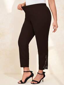 Chikora Damen schwarze konisch geformte elastische Strickbündchen-Hose mit Stickerei in Große Größen, elegant für den täglichen Gebrauch