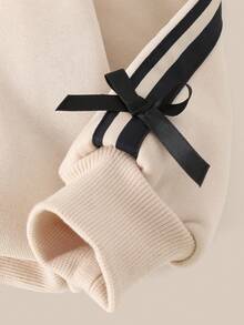 SHEIN Explorewe 2 Pieces Set Of Autumn/Winter Sweatshirts For Little Girls. The Set Includes A Casual And Simple Long-Sleeved Crew-Neck Top With Bowknot Ribbons And No Hood, And A Pair Of Bowknot Long Pants. It Is A Suit For Little Girls.