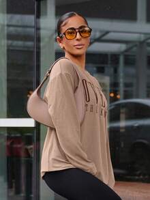 SAYEHFBABY Damen Grafik T-Shirts mit Buchstaben-Stickerei und Dropped Shoulder