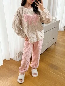 SHEIN Set de 2 piezas de pijama de invierno para adolescentes con parte superior de cuello redondo de manga larga y pantalones de felpa suave con patrón de diamantes reversible, diseño de bordado de mariposa, cómodo y amigable con la piel - Multicolor - Ver 1