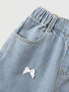 SHEIN Explorewe 2025 Otoño/Invierno Nuevas Llegadas, Pantalones vaqueros con lazo de moda para niñas, Pantalones vaqueros rectos casuales y retro para niñas, Denim lavado vintage azul claro para todas las estaciones, Estilo retro Y2K de ropa de calle, Cintura elástica, Suelto, Pierna recta, Pierna ancha, Lazo, Denim de algodón suave y cómodo, Adecuado para salidas diarias, escuela, transporte, fiesta, hogar, festivales Ropa con lazos Lazos en la ropa Ropa mona - Lavado ligero - Ver 7