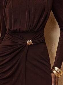 Lumalex VITNOS Herbst Winter Neuer Stil Hochwertiges elegantes braunes Strickkleid mit langen Ärmeln, plissierter Taille, goldenem Metallschnallendekoration und asymmetrischem Saum, Neuer Herbststil für Frauen, Gala-Nacht, modisch in diesem Herbst/Winter, elegantes Lässig-Outfit, Luxuskleid für Partys, Chic Herbst, Partylooks, Wochenendoutfit, Glamour-Kleid, Herbst-Winter-Arbeitsstil, zarte Romantik, verzauberte Romantik-Robe, Herbstparty-Kleid, drapiertes Kleid, Business-Lässig, Abschlussball-/Abiballkleid, geeignet für Dates, Ausgehen, Nachtleben, Hochzeiten, Urlaub, Geburtstag - Braun - Übersicht 4