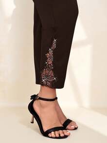 Chikora Damen schwarze konisch geformte elastische Strickbündchen-Hose mit Stickerei in Große Größen, elegant für den täglichen Gebrauch