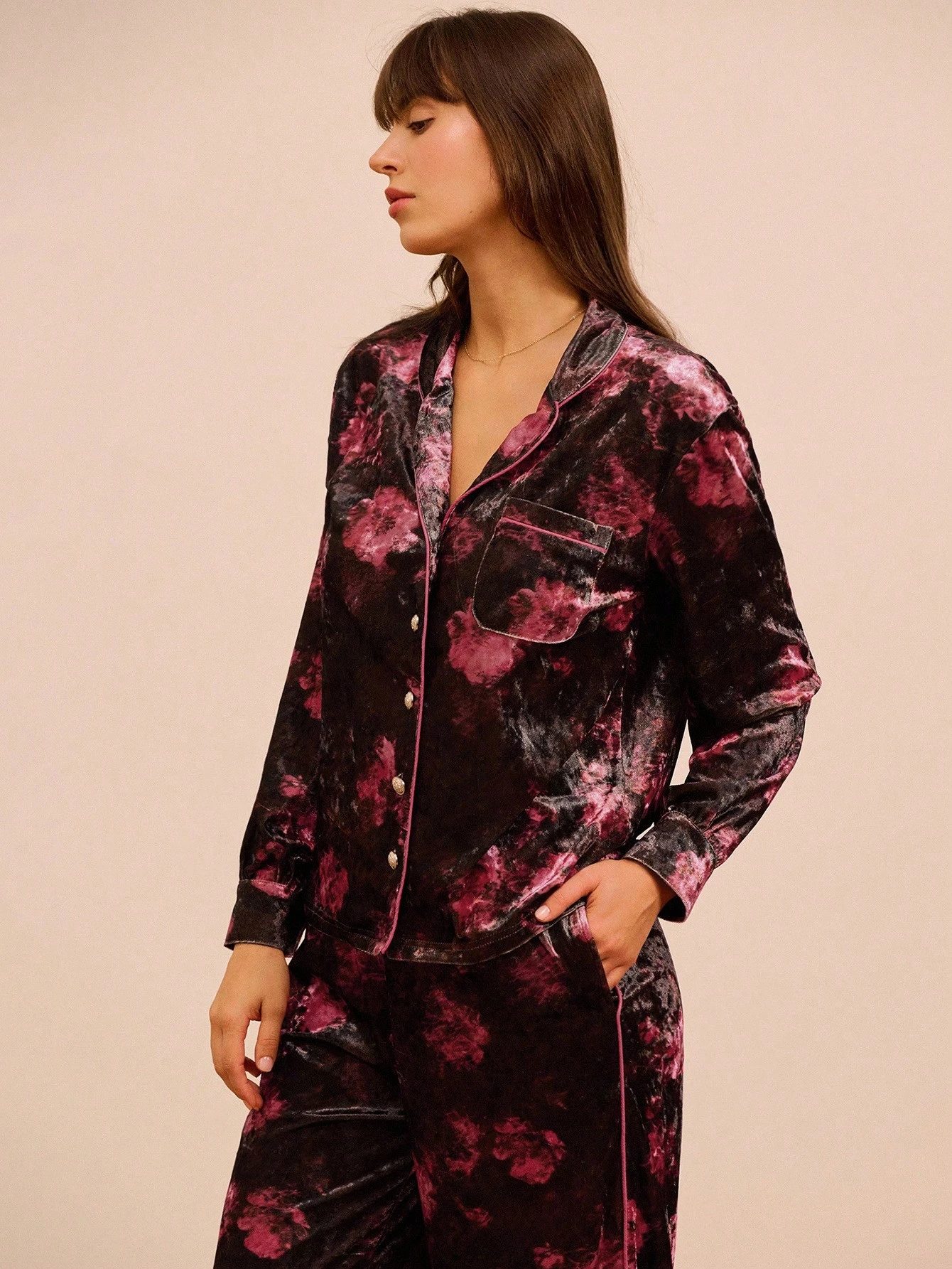 Samtbluse mit Blumenmuster, Kontrastpaspeln und goldfarbenen Knöpfen, Herbstmode für Frauen, Herbst-/Winteroutfits für Frauen