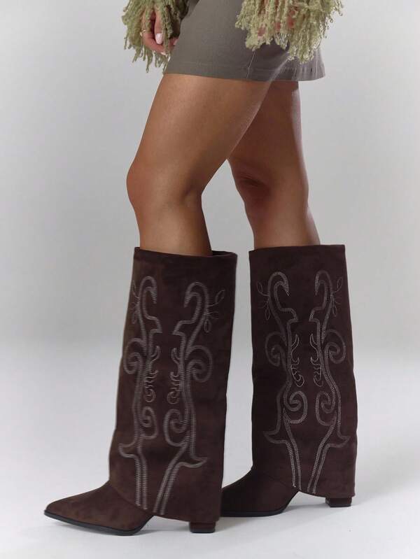 MUSERA Bota vaquera con tacón bordada de ante marrón con solapa