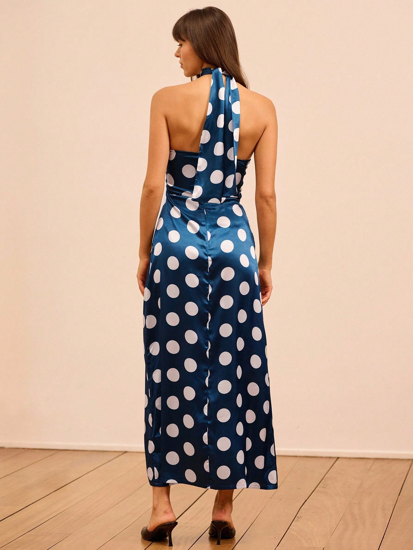 Langes trägerloses marineblau-seidenes Kleid mit Polka-Punkten, Herbstmode für Frauen im Herbst/Winter