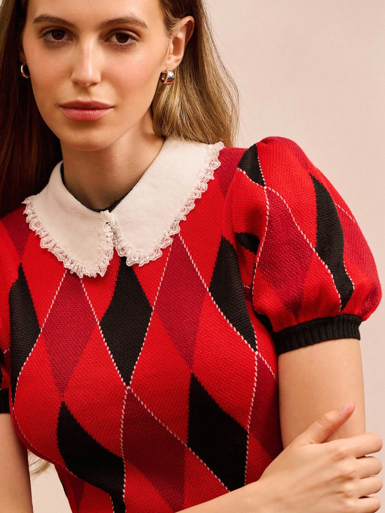 Vestido mini de punto con estampado de argyle rojo y negro, mangas abullonadas y cuello de contraste en estilo vintage