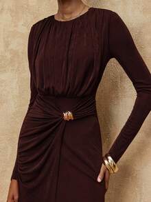 Lumalex VITNOS Herbst Winter Neuer Stil Hochwertiges elegantes braunes Strickkleid mit langen Ärmeln, plissierter Taille, goldenem Metallschnallendekoration und asymmetrischem Saum, Neuer Herbststil für Frauen, Gala-Nacht, modisch in diesem Herbst/Winter, elegantes Lässig-Outfit, Luxuskleid für Partys, Chic Herbst, Partylooks, Wochenendoutfit, Glamour-Kleid, Herbst-Winter-Arbeitsstil, zarte Romantik, verzauberte Romantik-Robe, Herbstparty-Kleid, drapiertes Kleid, Business-Lässig, Abschlussball-/Abiballkleid, geeignet für Dates, Ausgehen, Nachtleben, Hochzeiten, Urlaub, Geburtstag - Braun - Übersicht 2