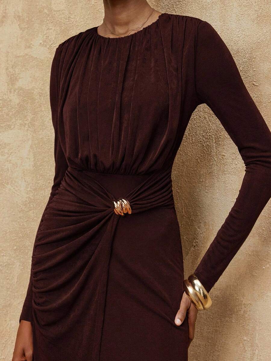 Lumalex VITNOS Herbst Winter Neuer Stil Hochwertiges elegantes braunes Strickkleid mit langen Ärmeln, plissierter Taille, goldenem Metallschnallendekoration und asymmetrischem Saum, Neuer Herbststil für Frauen, Gala-Nacht, modisch in diesem Herbst/Winter, elegantes Lässig-Outfit, Luxuskleid für Partys, Chic Herbst, Partylooks, Wochenendoutfit, Glamour-Kleid, Herbst-Winter-Arbeitsstil, zarte Romantik, verzauberte Romantik-Robe, Herbstparty-Kleid, drapiertes Kleid, Business-Lässig, Abschlussball-/Abiballkleid, geeignet für Dates, Ausgehen, Nachtleben, Hochzeiten, Urlaub, Geburtstag