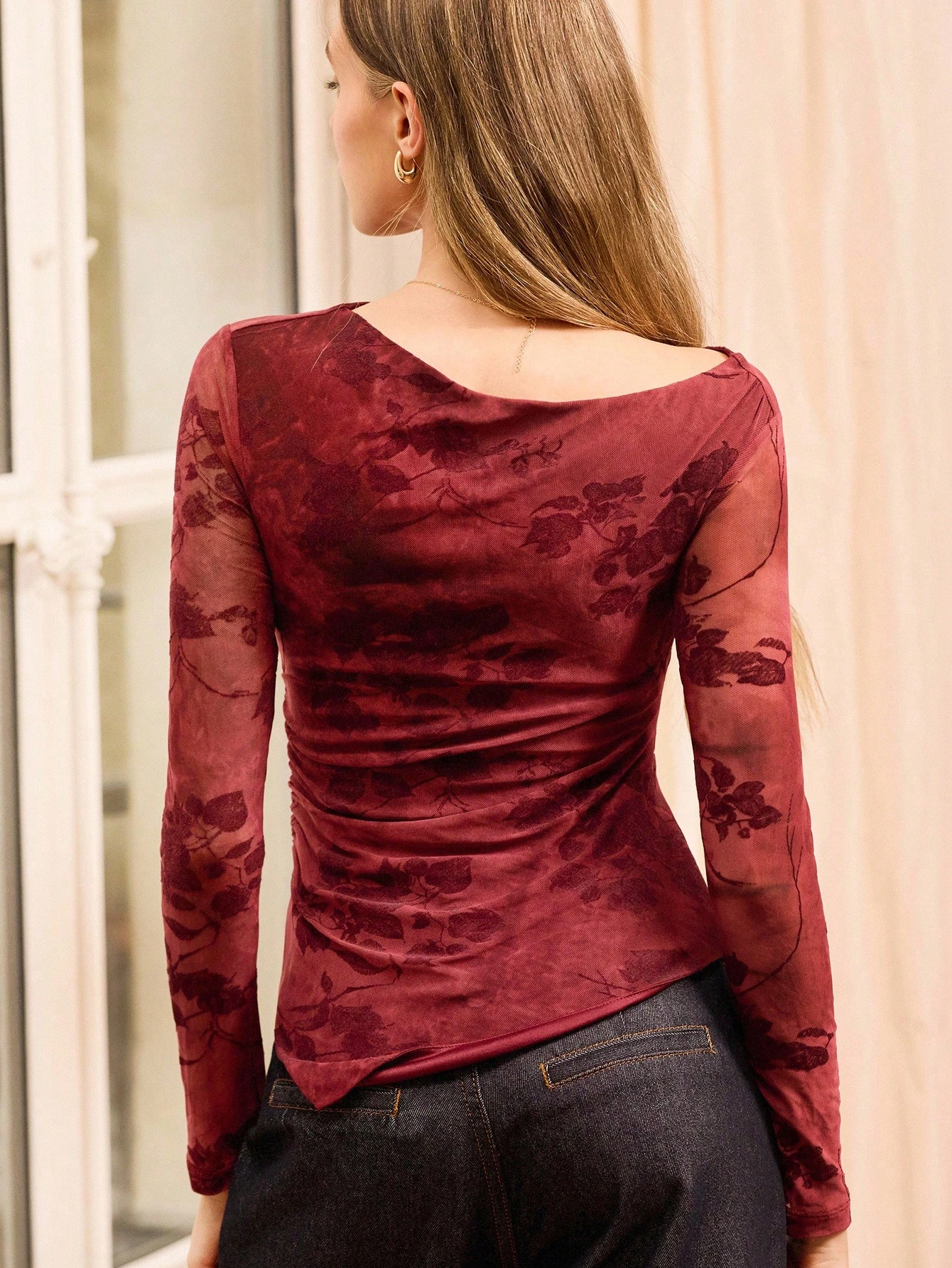 秋 バーガンディーメッシュフィッテッドトップ フローラルバーンアウト、サイドのひだ、非対称ヘム秋の女性服秋のアウトフィット