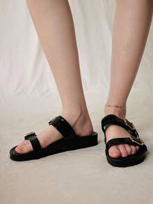 Solecia Dép đế bằng màu đen giản dị có khóa vuông bằng kim loại, lý tưởng cho kỳ nghỉ - màu đen - Xem 10