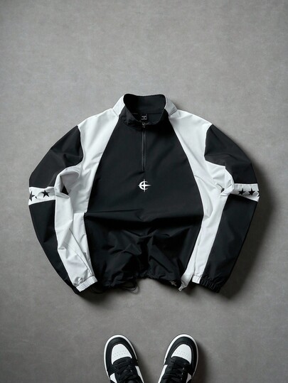 Manfinity Campus Court Męska kurtka z kołnierzem stójkowym, casualowa, wiatrówka/kurtka outdoorowa, parka, kurtka zimowa, wzór z blokami kolorów, zamek błyskawiczny do połowy długości, z graficznym napisem, regulowany ściągacz u dołu, odpowiednia do noszenia na co dzień, na zajęcia na świeżym powietrzu, do sportu, na co dzień, do szkoły, na imprezę, na festiwal muzyczny. Nadaje się na prezent dla przyjaciół i chłopaka. Męska kurtka z zamkiem błyskawicznym 1/4, czarno-biała kurtka, kurtka wiatrówka, kurtka Y2K, męska kurtka wiatrówka, jesień, grunge.