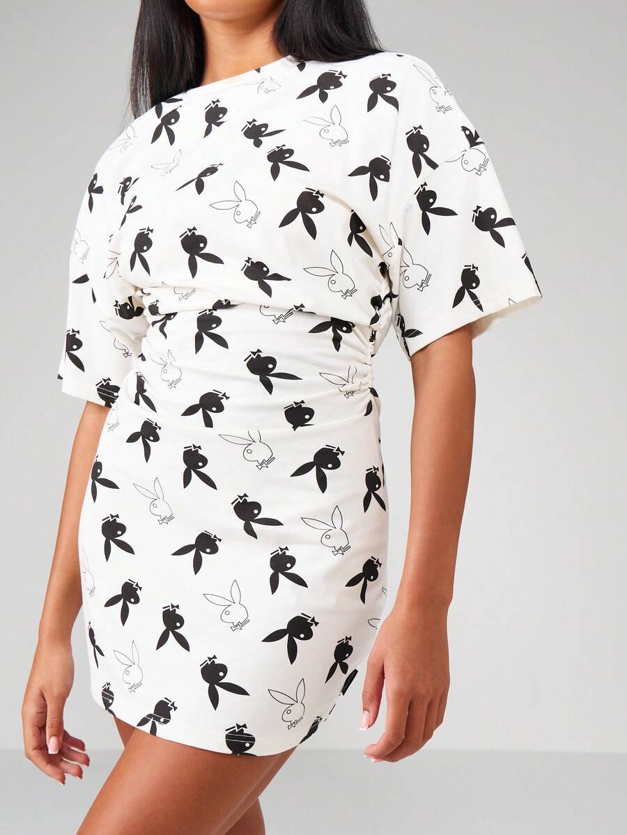 Missguided x Playboy Robe t-shirt mini à imprimé surdimensionné avec taille cintrée, fronces flatteuses sur les côtés, manches courtes, pour un port casual au quotidien au printemps et en été - Noir et Blanc - Voir 1