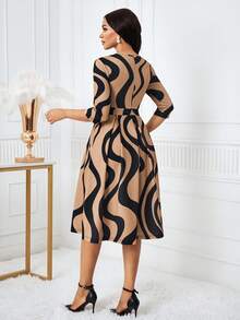 SHEIN Lady 女式圆领 3/4 袖波浪条纹褶皱设计优雅短款连衣裙 - 彩色 - 查看 2