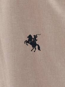 Manfinity NXTstreet 男士刺绣纽扣长袖休闲衬衫和白色长裤套装，秋季服装 - 彩色 - 查看 4