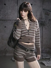SHEIN Unity Phong cách thời trang thay thế Halloween, tiểu văn hóa mùa thu đông, áo croptop dài tay kẻ sọc cài cúc phía trước và quần short hai mảnh. - Cà phê nâu - Xem 5