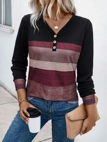 EMERY ROSE قميص كاجوال بياقة على شكل حرف V وأكمام طويلة مطبوع بخطوط، تيشيرت نسائي بطباعة عشوائية للربيع