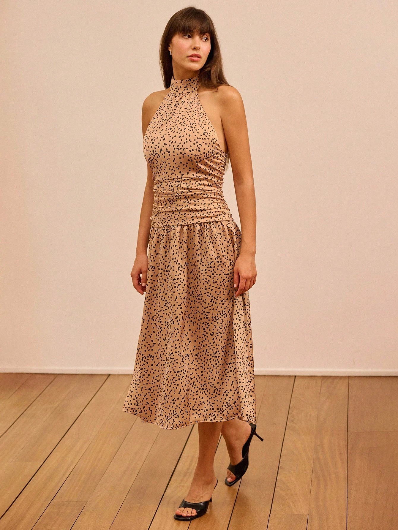 Vestido de satén dorado con cuello halter, estampado de lunares negros y detalle de cintura drapeada, atuendo de fiesta para mujeres en otoño e invierno