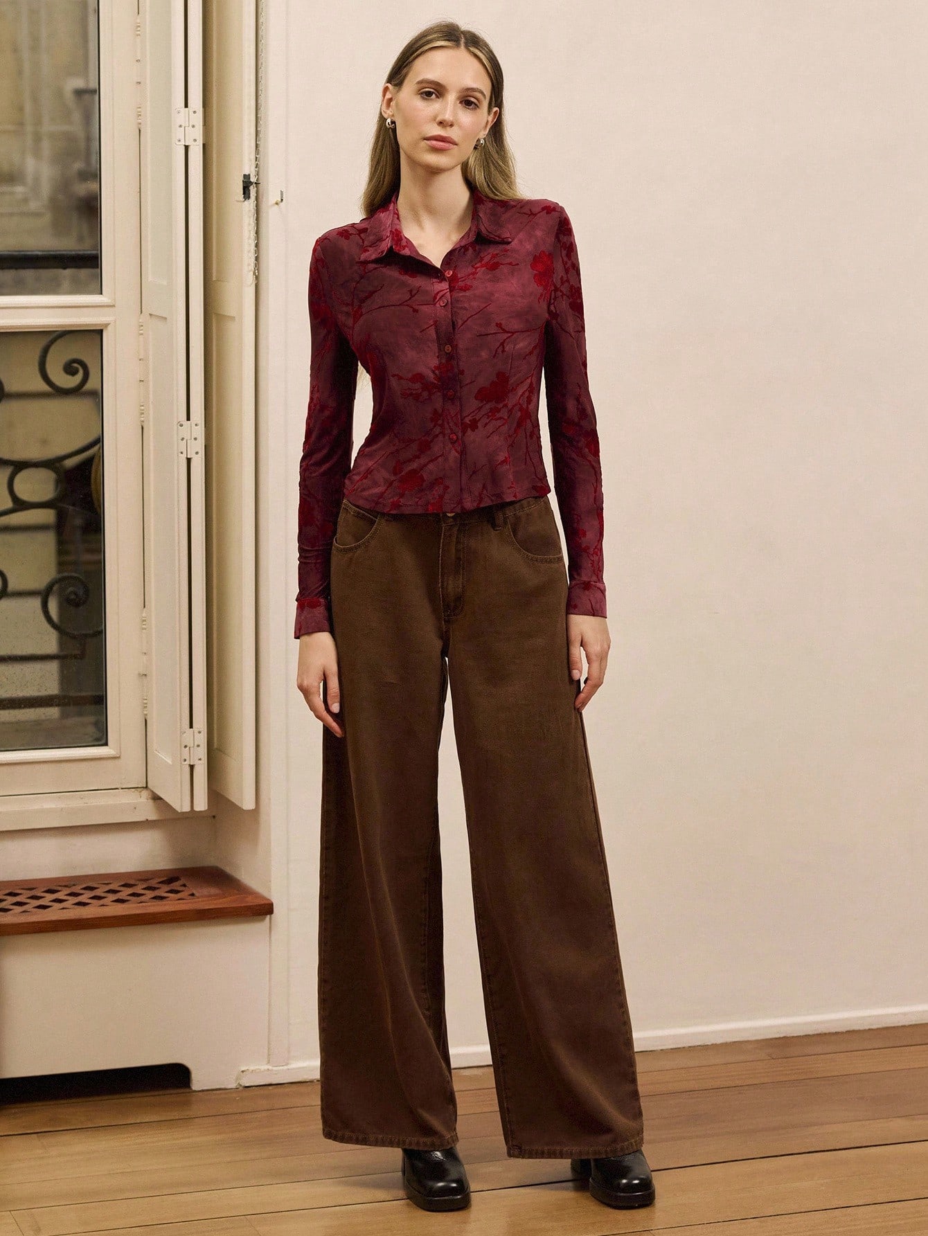 Camisa Floral Ajustada com Padrão Queimado de Veludo e Bainha Curva, Roupas Femininas de Outono, Conjuntos de Outono, Roupas Femininas de Outono e Inverno