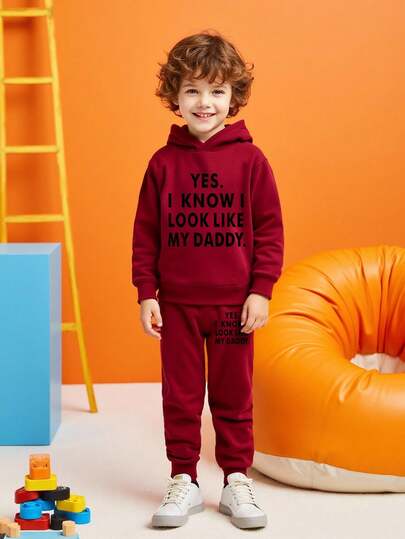 SHEIN 2 件套年轻男孩撞色红色连帽衫和针织裤，“我看起来像我的爸爸”字母印花连帽衫和运动裤套装，适合秋冬的休闲运动装