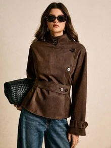 Poéselle 女士仿麂皮系带短款风衣 – 巧克力棕色双排扣高领风衣，轻松打造秋日时尚造型。这款仿麂皮短款风衣，棕色系带短款风衣外套，是打造简约秋季胶囊衣橱的理想之选。纯色纽扣高领优雅长袖风衣，适合秋冬季节穿着，也可作为女士冬季外套、圣诞新年派对外套。 - 棕色 - 查看 3