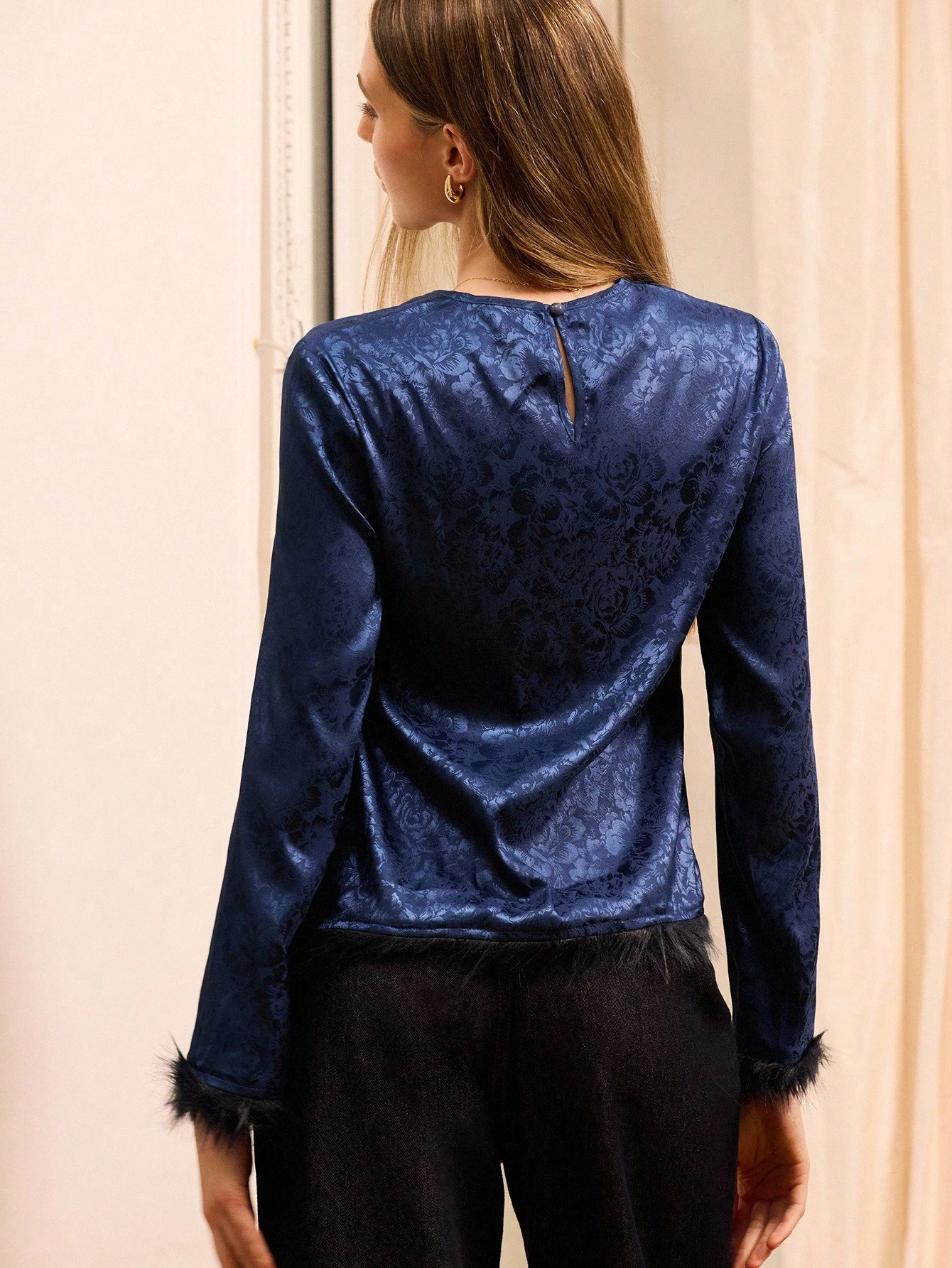 非対称ネイビーサテントップ、ジャガード柄、裾とカフにフェザートリミング、イブニング、秋冬、オフィス、ビジネスカジュアルトップ