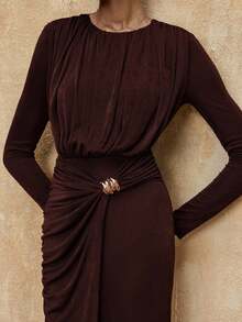Lumalex VITNOS Herbst Winter Neuer Stil Hochwertiges elegantes braunes Strickkleid mit langen Ärmeln, plissierter Taille, goldenem Metallschnallendekoration und asymmetrischem Saum, Neuer Herbststil für Frauen, Gala-Nacht, modisch in diesem Herbst/Winter, elegantes Lässig-Outfit, Luxuskleid für Partys, Chic Herbst, Partylooks, Wochenendoutfit, Glamour-Kleid, Herbst-Winter-Arbeitsstil, zarte Romantik, verzauberte Romantik-Robe, Herbstparty-Kleid, drapiertes Kleid, Business-Lässig, Abschlussball-/Abiballkleid, geeignet für Dates, Ausgehen, Nachtleben, Hochzeiten, Urlaub, Geburtstag - Braun - Übersicht 7