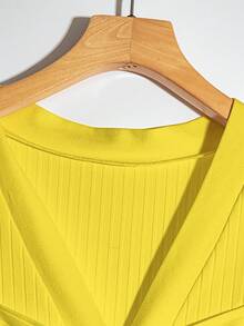 GlowEve تي شيرت نسائي أنيق بياقة على شكل حرف V وأكمام طويلة وأنماط مضلعة