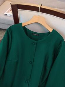 GlowEve CURVE Chaqueta de manga larga y cuello redondo para mujer de talla grande, diseño minimalista versátil adecuado para el uso diario en otoño/invierno, con detalle de puño con volantes - Verde Oscuro - Ver 3