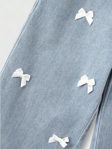 SHEIN Explorewe 2025 Otoño/Invierno Nuevas Llegadas, Pantalones vaqueros con lazo de moda para niñas, Pantalones vaqueros rectos casuales y retro para niñas, Denim lavado vintage azul claro para todas las estaciones, Estilo retro Y2K de ropa de calle, Cintura elástica, Suelto, Pierna recta, Pierna ancha, Lazo, Denim de algodón suave y cómodo, Adecuado para salidas diarias, escuela, transporte, fiesta, hogar, festivales Ropa con lazos Lazos en la ropa Ropa mona - Lavado ligero - Ver 5