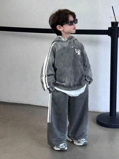 SHEIN 2 件青少年男童休闲街头时尚韩版雪花连帽运动衫和纯色松紧腰运动裤套装，适合返校、生日、迎婴派对、节日派对、秋冬季