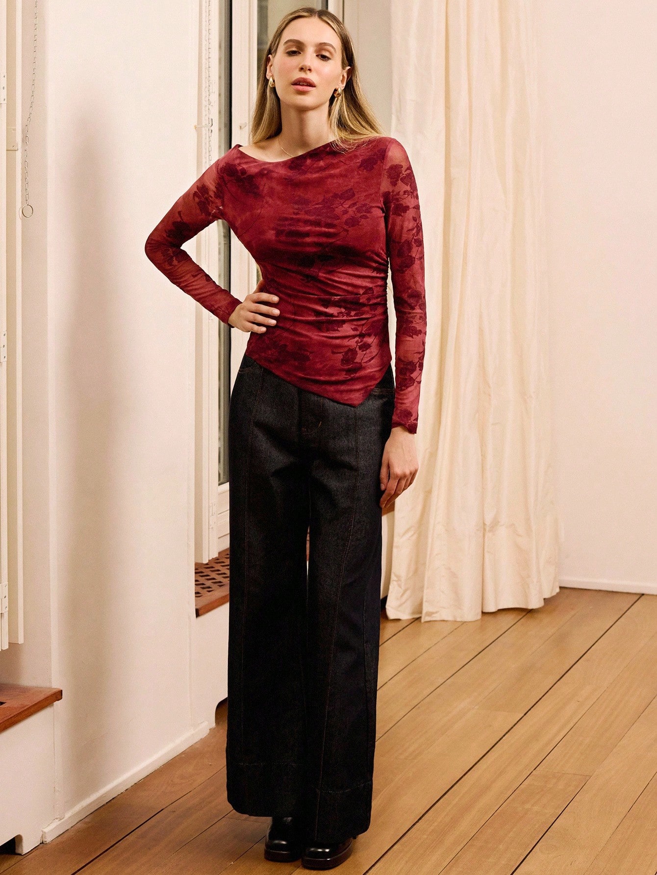 秋 バーガンディーメッシュフィッテッドトップ フローラルバーンアウト、サイドのひだ、非対称ヘム秋の女性服秋のアウトフィット