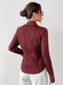 SHEIN EZwear 女士休闲酒红色条纹长袖衬衫，带领，适合日常穿着，商务休闲皆宜，条纹衬衫，优雅女式衬衫，红色上衣，女士衬衫，优雅 - 酒紅色 - 查看 2