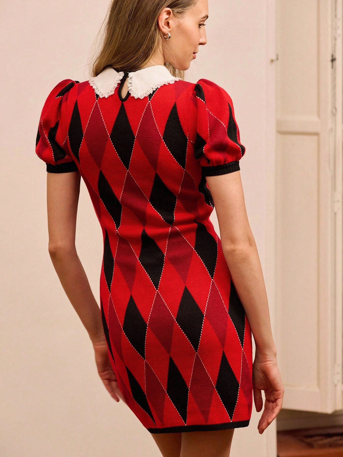 Vestido mini de punto con estampado de argyle rojo y negro, mangas abullonadas y cuello de contraste en estilo vintage