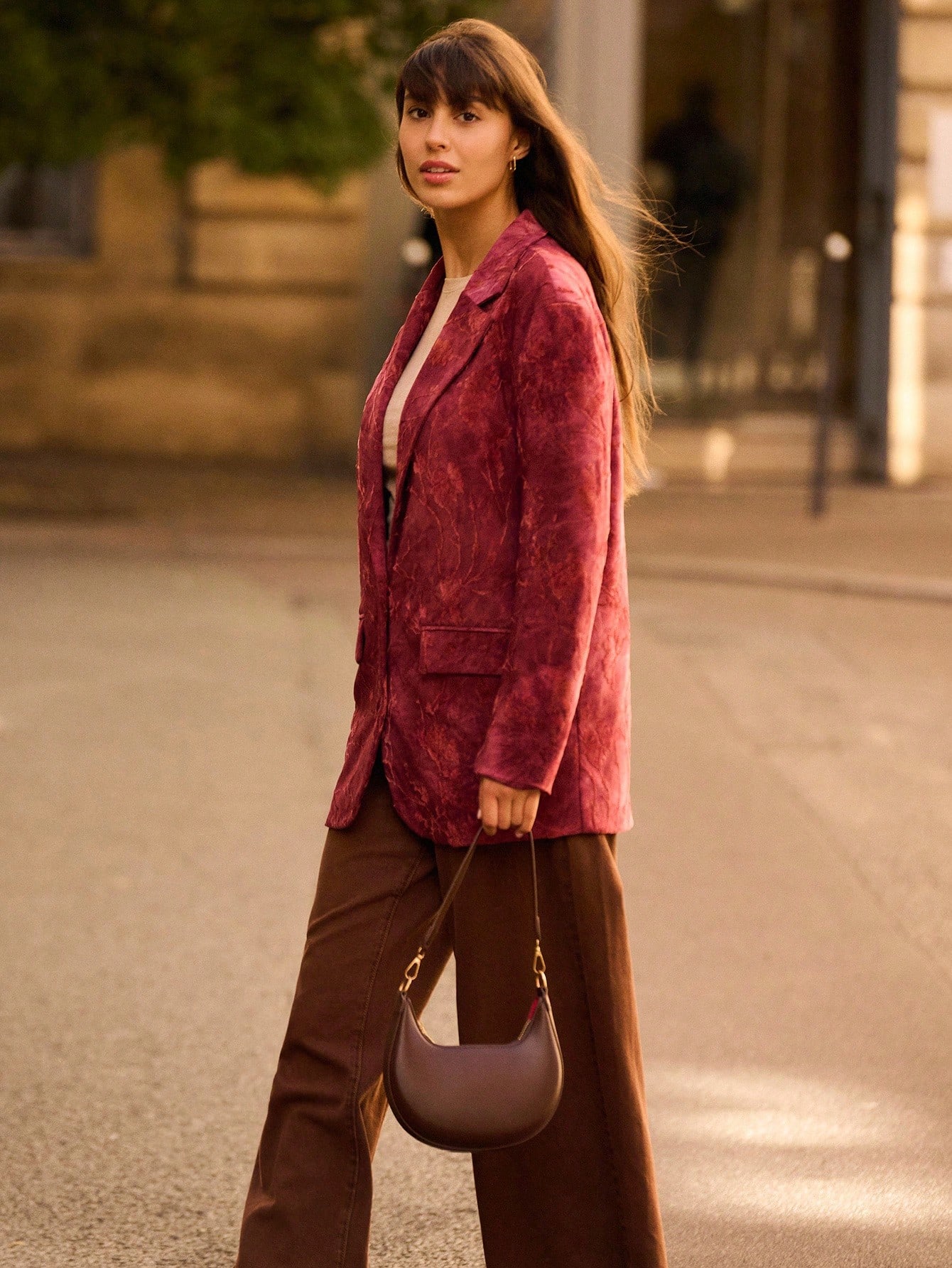 オーバーサイズ テクスチャード バーガンディ フローラル ブレザー 前ポケット付き 秋冬レディースファッション