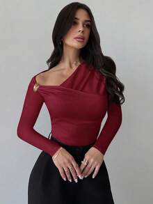 Firerie 女款不對稱單肩長袖圍裹式抓皺腰身緊身酒紅色T恤，配金屬飾飾品，優雅秋季夜出與日常穿搭 - 酒紅色 - 查看 6