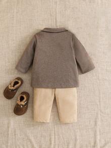 SHEIN Modny, uniwersalny płaszcz dla chłopców w stylu retro z długimi rękawami i klapami, z otwartym przodem, odpowiedni na wyjścia i do domu, zapewniający wygodę noszenia w sezonie jesienno-zimowym, dodający dzieciom radości i witalności - Czekoladowy brązowy - Zobacz 2