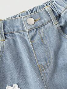 SHEIN Explorewe 2025 Otoño/Invierno Nuevas Llegadas, Pantalones vaqueros con lazo de moda para niñas, Pantalones vaqueros rectos casuales y retro para niñas, Denim lavado vintage azul claro para todas las estaciones, Estilo retro Y2K de ropa de calle, Cintura elástica, Suelto, Pierna recta, Pierna ancha, Lazo, Denim de algodón suave y cómodo, Adecuado para salidas diarias, escuela, transporte, fiesta, hogar, festivales Ropa con lazos Lazos en la ropa Ropa mona - Lavado ligero - Ver 4