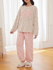SHEIN Set de 2 piezas de pijama de invierno para adolescentes con parte superior de cuello redondo de manga larga y pantalones de felpa suave con patrón de diamantes reversible, diseño de bordado de mariposa, cómodo y amigable con la piel - Multicolor - Ver 5