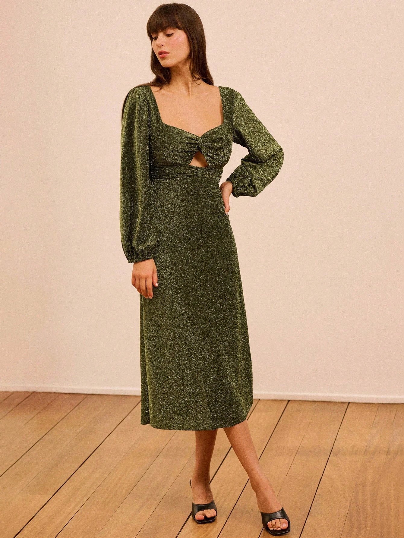 Vestido midi de manga larga de punto con lurex metálico con detalle de giro en el pecho para fiesta de otoño e invierno