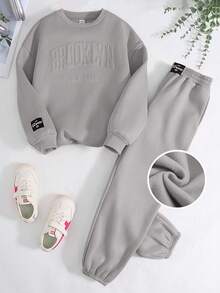 SHEIN 青少年女孩宽松休闲字母压花贴片细节字母图案圆领套头衫运动衫和运动裤运动 2 件套服装 - 淺灰色 - 查看 8
