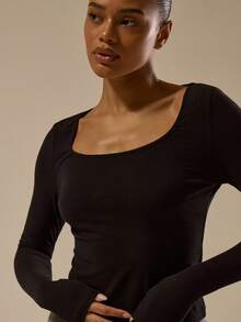 MUSERA ESSENTIALS 修身圆领长袖棉混纺上衣，优雅基础款，性感百搭，适合春夏假日穿着。 - 黑色 - 查看 2