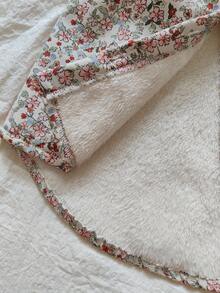 SHEIN Vintaside Kids 年轻女孩的碎花保暖内衬连帽纽扣夹克，时尚休闲，适合日常穿着